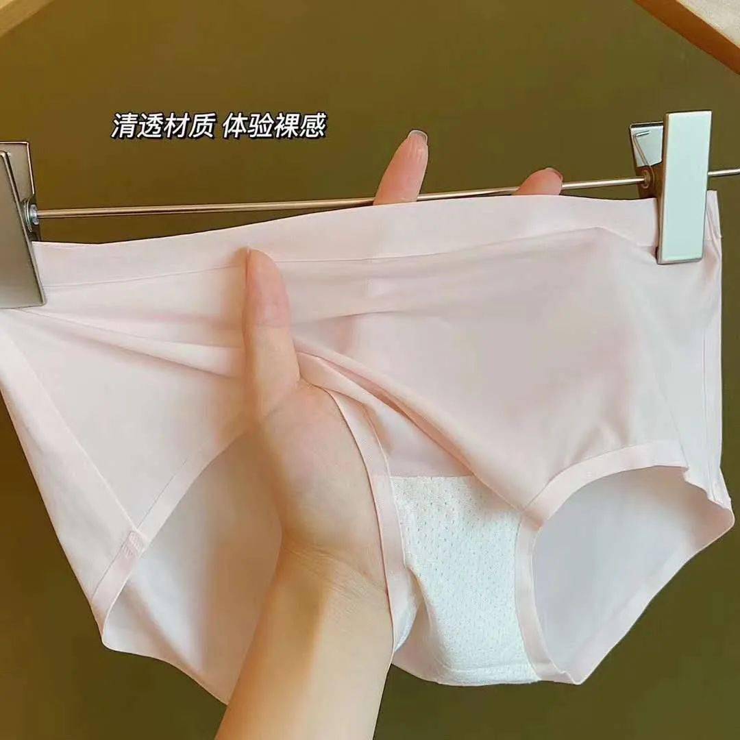 冰丝材质如婴儿肌肤般,上身贴身柔滑,完全感受不到小内内的存在!