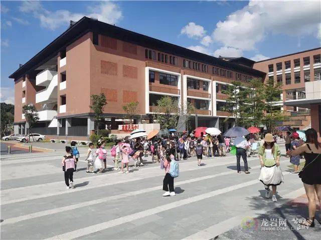 莲东小学天马校区东侧大门施工处于收尾阶段,完工后即可投入使用,缓解