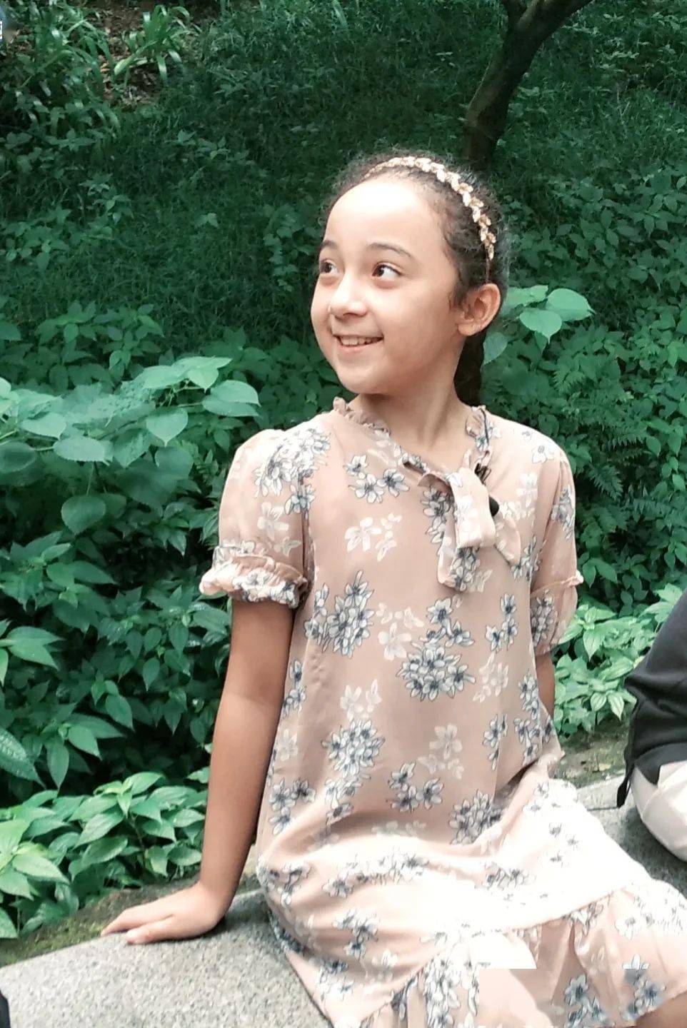 没错,又是我们的中阿混血小美女封媚儿!