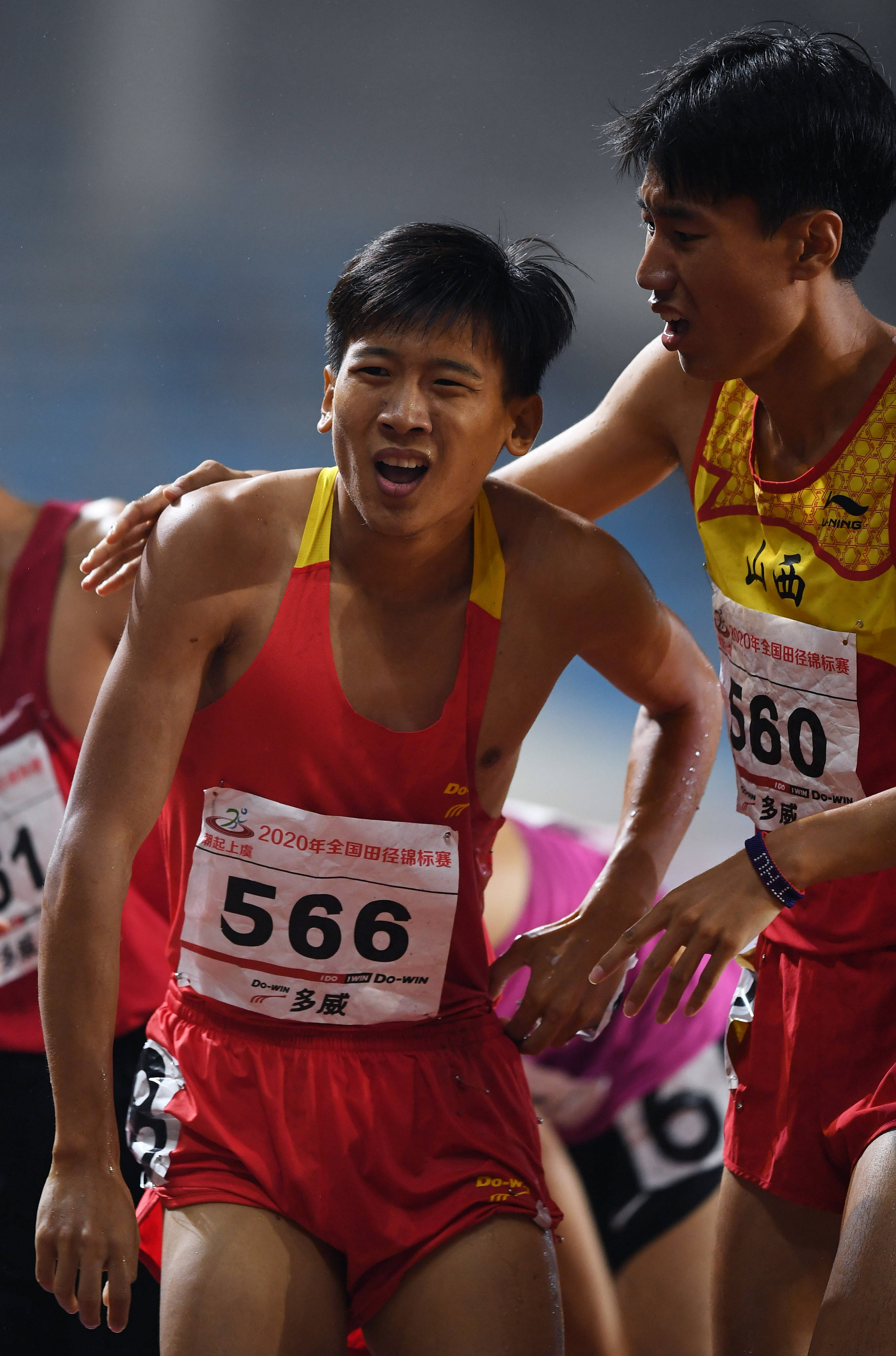 800米决赛冲过终点后摔倒,随后被队友李鑫铭扶起,最终李俊霖以1分51秒
