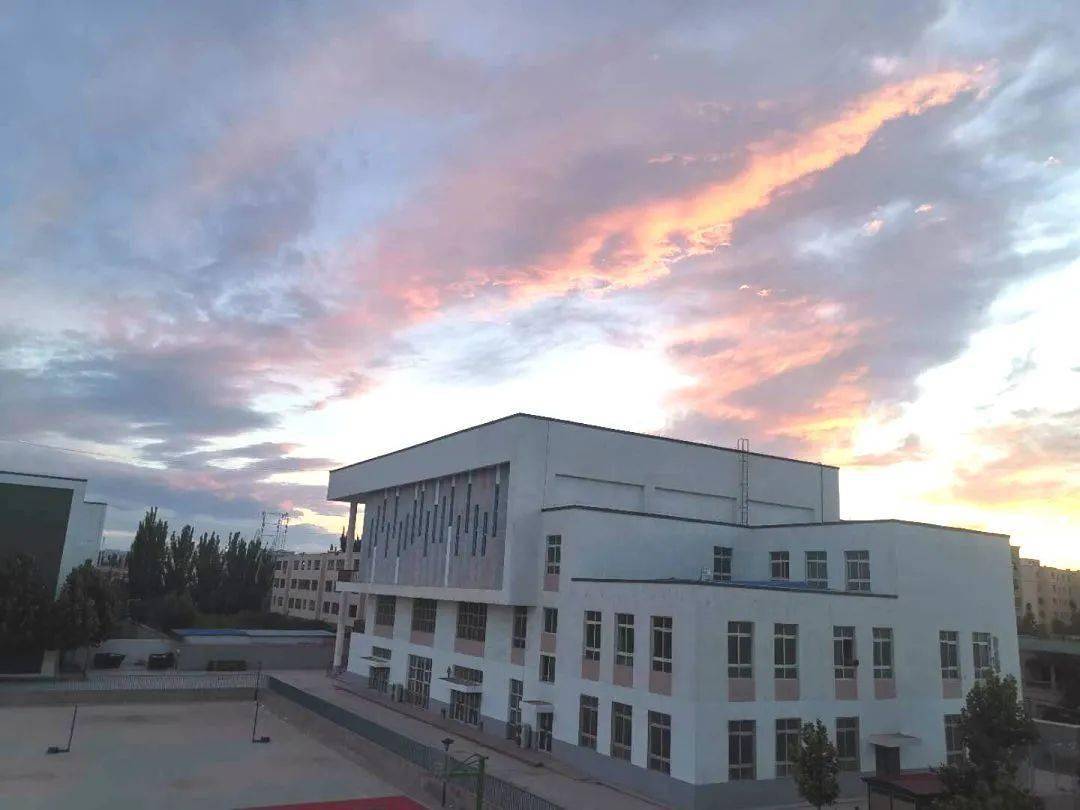 援疆期间,陆劲红担任克州二中校长,党委副书记,为了充分发挥援疆教师