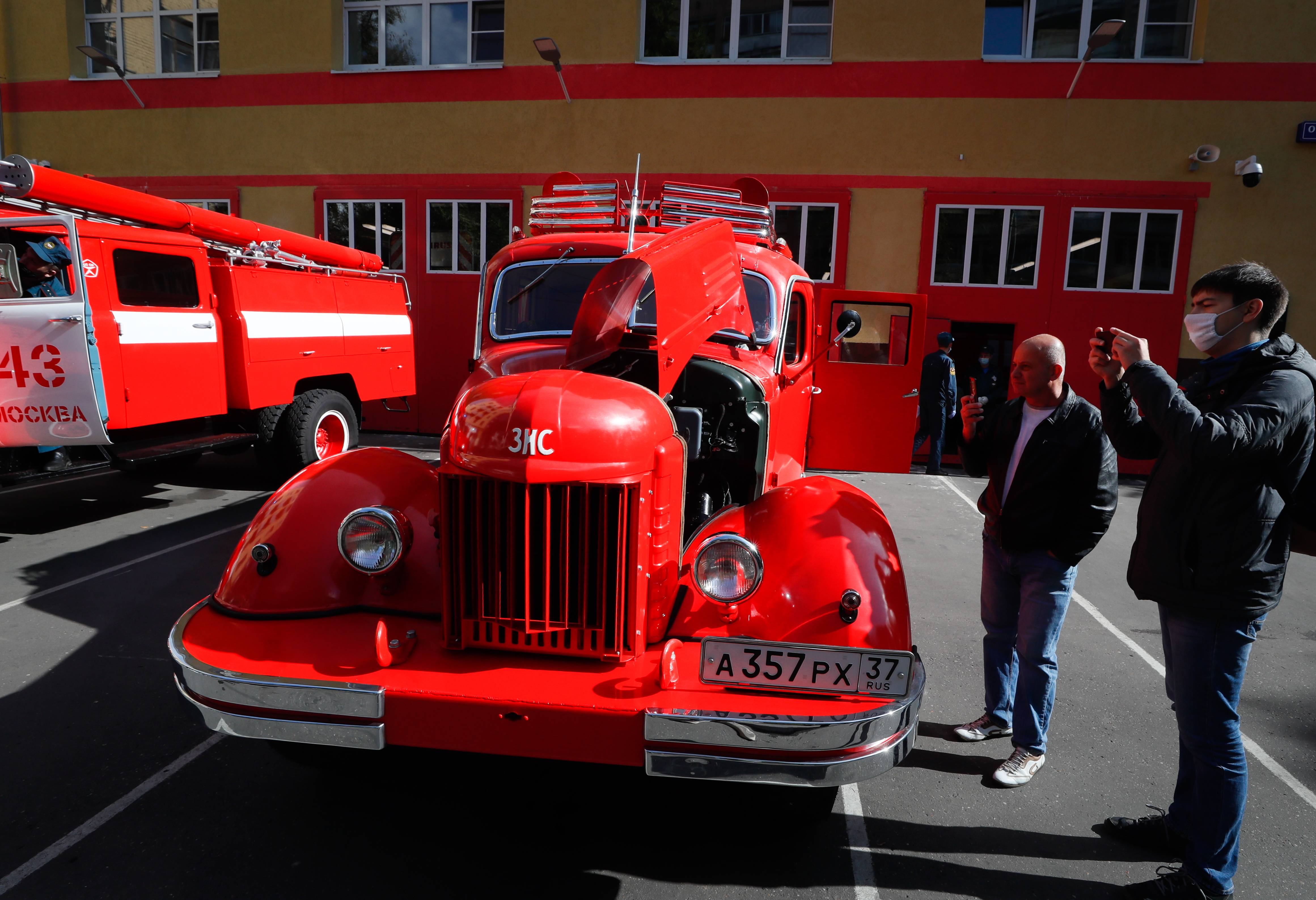 莫斯科举行老式消防车拉力赛_新华社