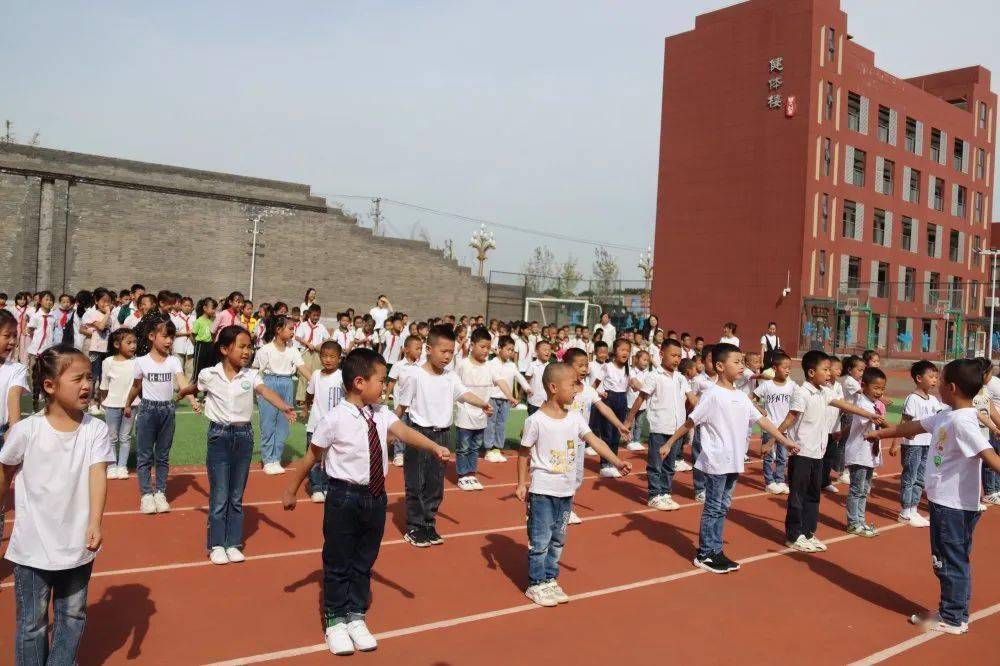 创新校区好习惯伴成长北塘实验小学创新校区举行队列队形表演及课堂