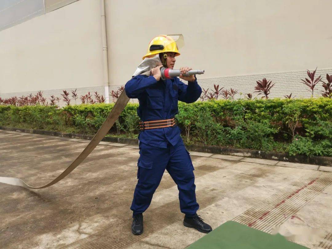 消防员集中培训系列报道十五技能篇徒手救人操60米肩梯射水姿势矫正操