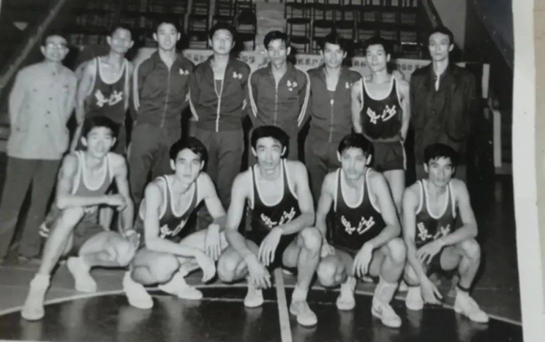 1978年,星期三篮球队部分队员代表长沙工人队参