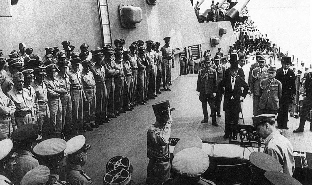 1945年9月2日,日本投降仪式在东京湾"密苏里"号军舰上举行. 新华社发