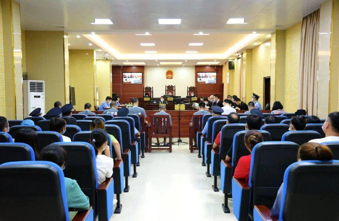 法院审理查明,从2004年开始,被告人邓某明与李某容在肇庆市怀集县从事