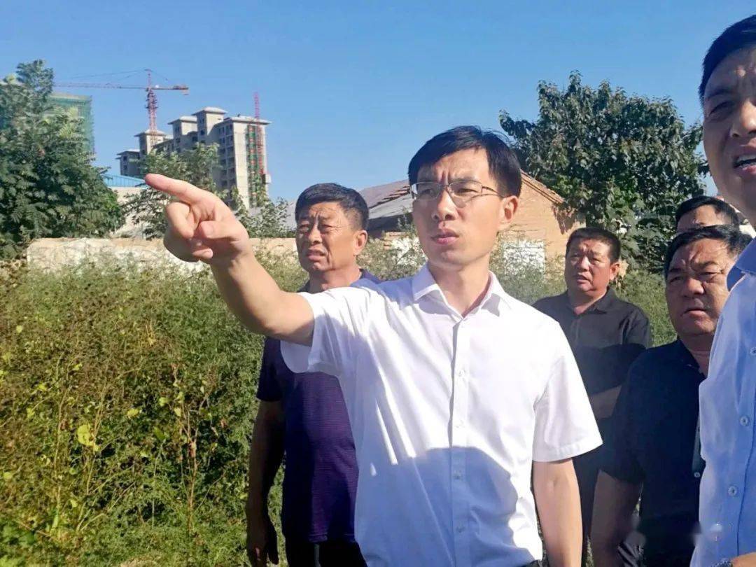 石瑞发一行深入到"两河"改造提升工程施工现场,沿刘林