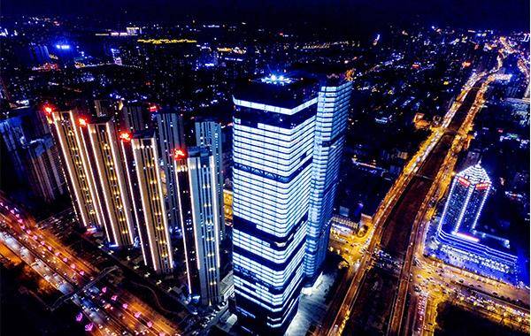 图中最高建筑为太原目前的最高建筑——总高266米的信达国际金融中心