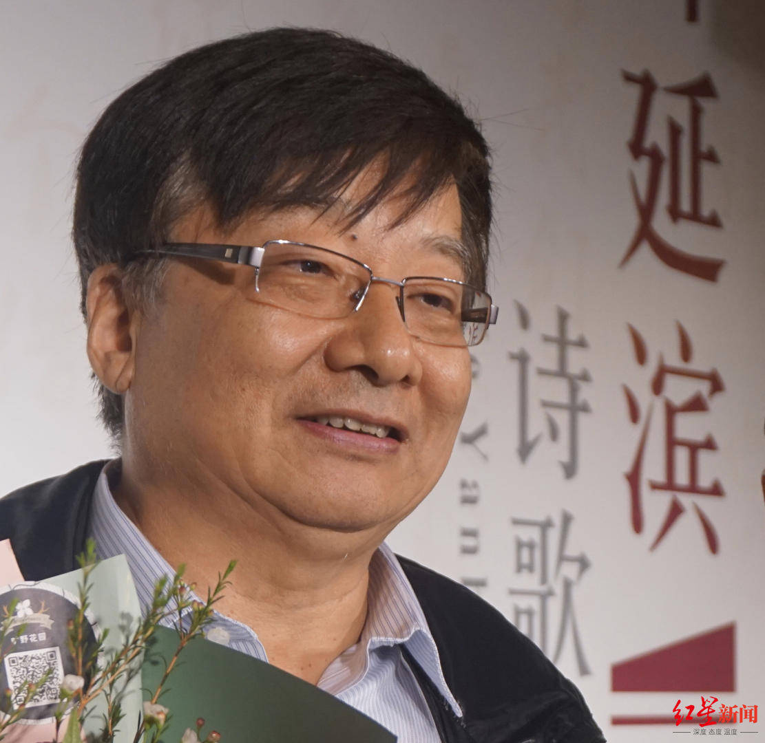 并且"草堂诗歌奖"既有年度诗人大奖,年度实力诗人奖,又有年度诗评家奖