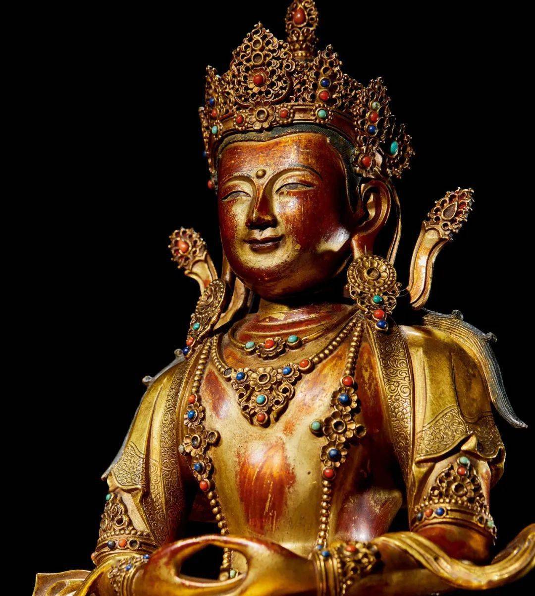 无量寿佛由紫铜锤打制成,头戴宝冠,面泥金,宽额丰颐,白毫凸显,胸饰