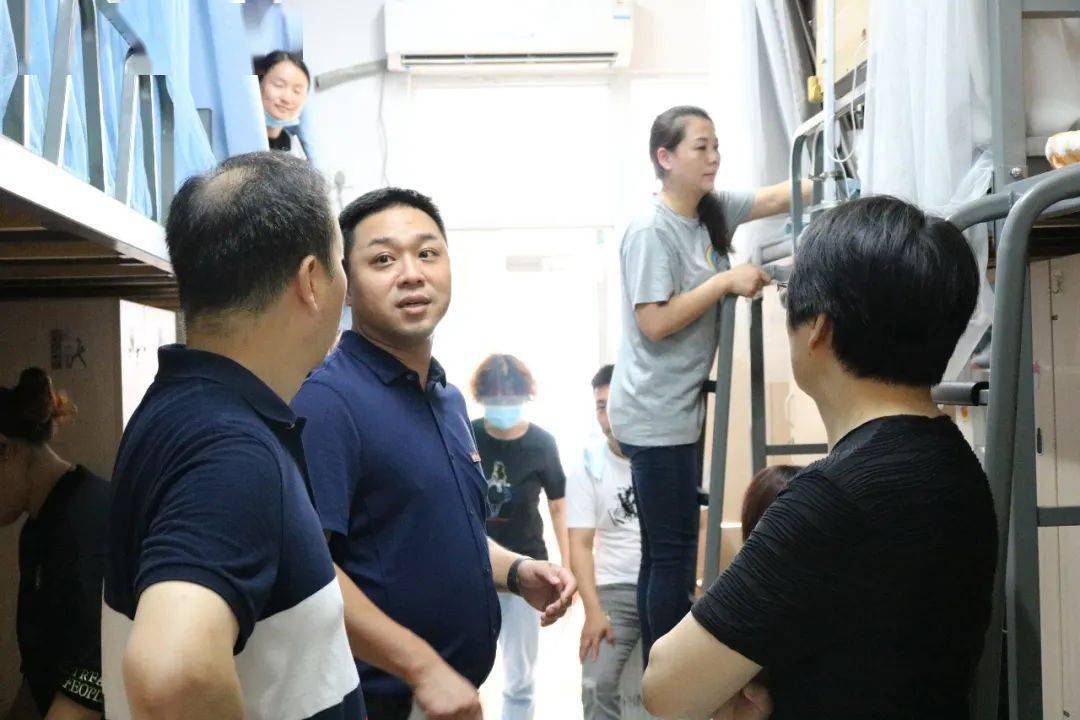 音乐学院党委书记姜小东携学院领导,辅导员慰问新生宿舍.