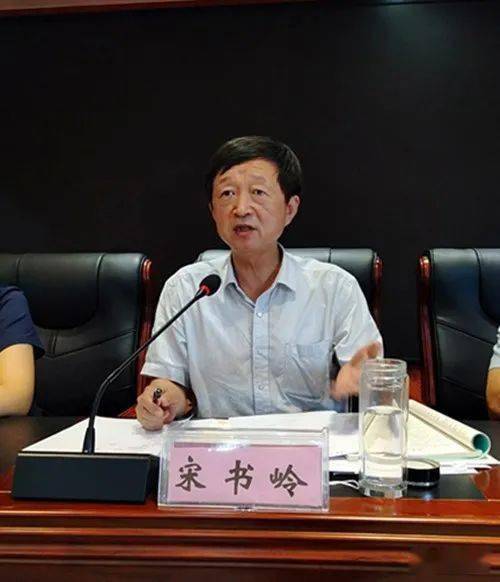 县疾控中心副主任王景亮对今年全县中小学生健康体检和新入学学生结核