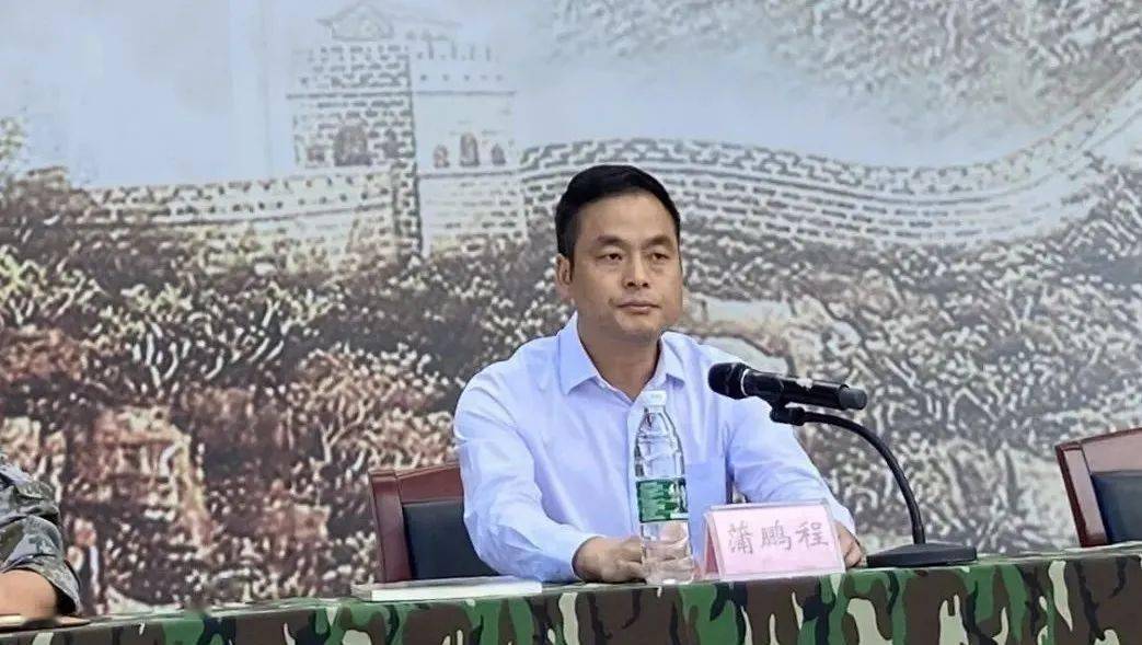 第四项议程:顺庆区委副书记,区长,顺庆区征兵领导小组组长蒲鹏程讲话.