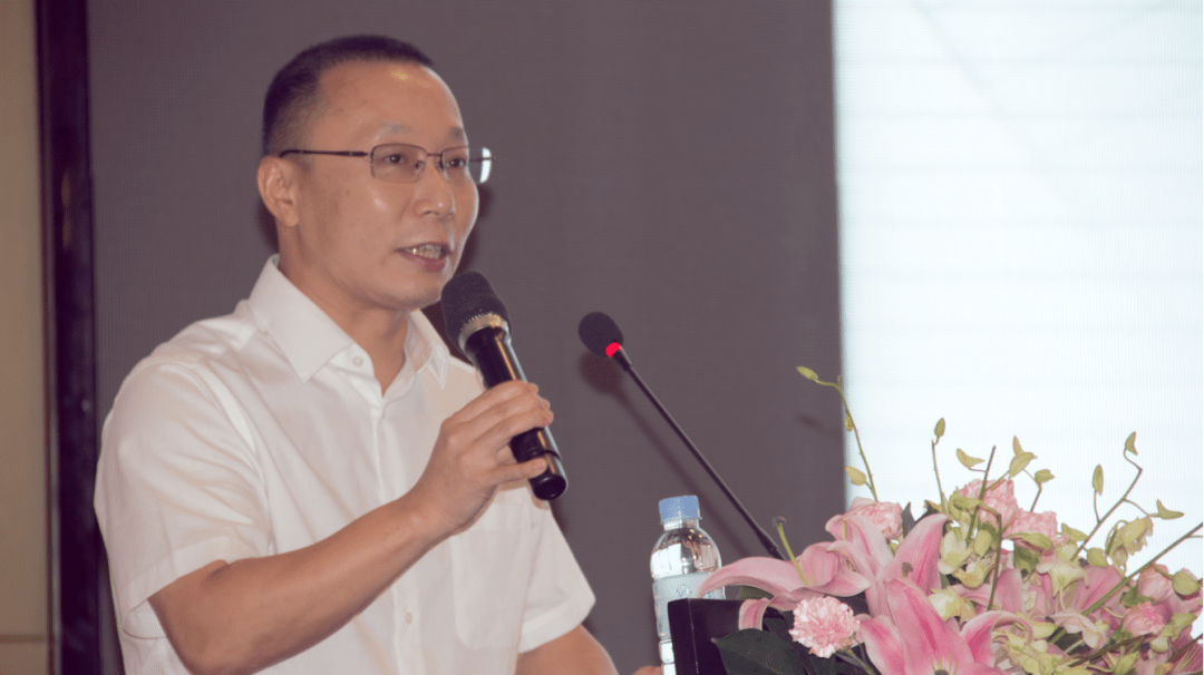 左:广东省社区卫生学会副会长 崔永生;右:正清集团市场总监 何治国.