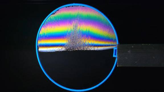 什么是薄膜干涉现象?当光线照到肥皂泡上,有趣的科学现象发生了