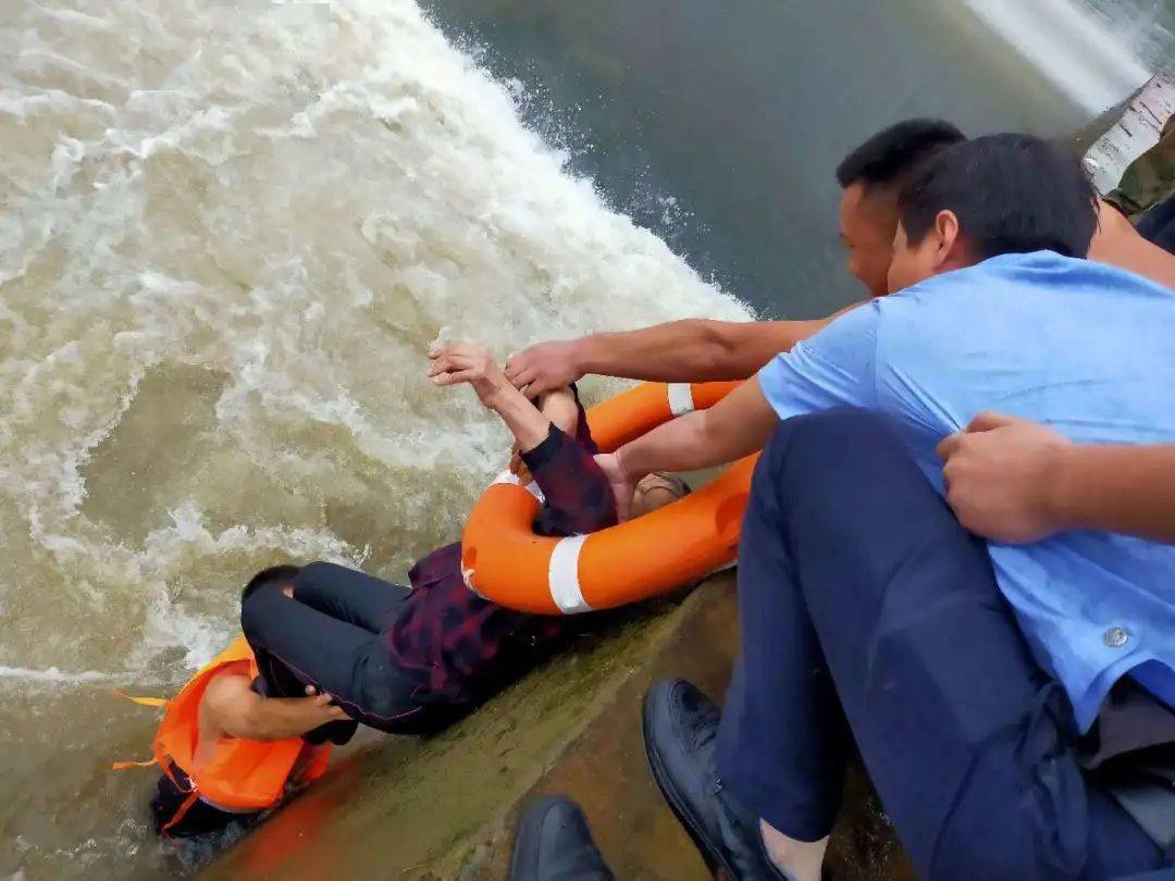 水中"冲下河堤救人田高峰来不及多想明显已体力不支老人被冻得嘴唇