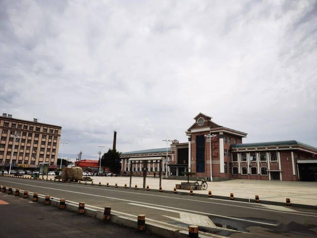 从漠河到五大连池,需要先坐十个小时的火车到嫩江,然后再从嫩江到五大