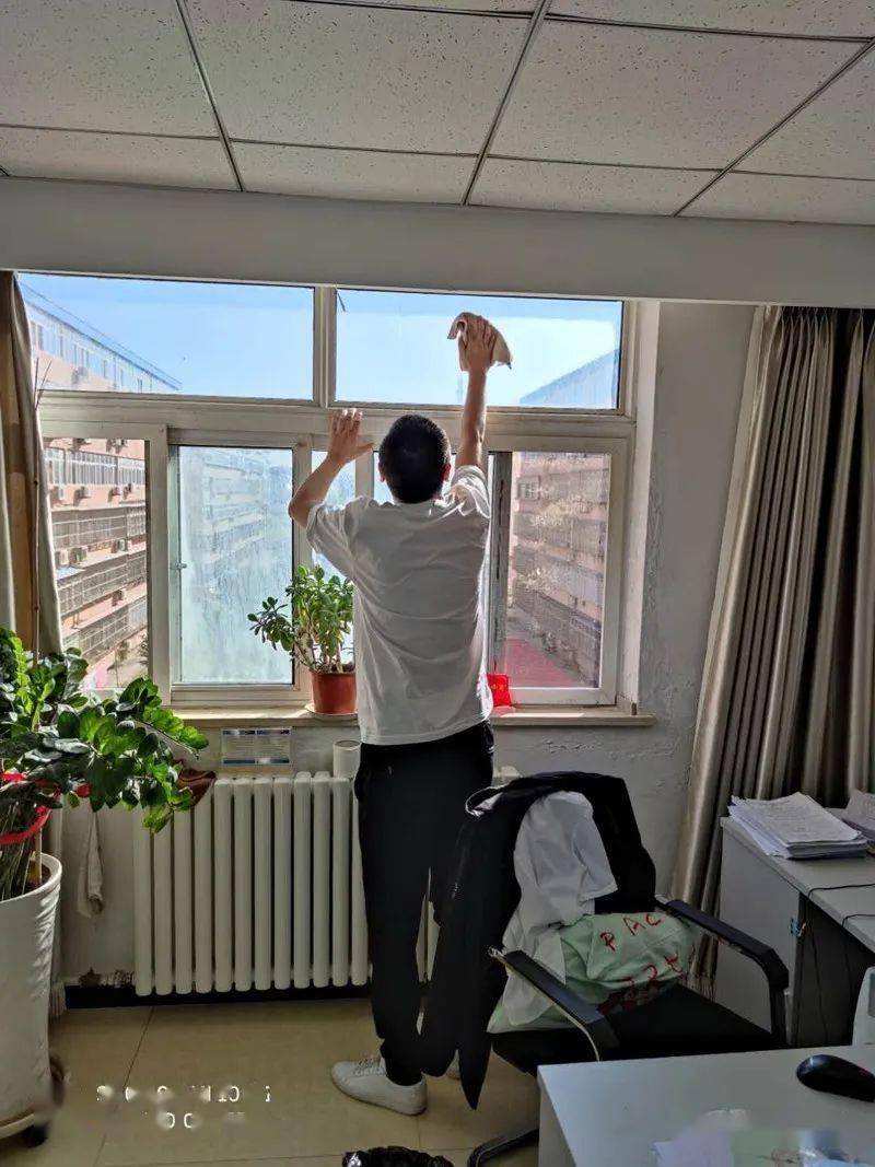 大家参与干劲儿足共创整洁卫生办公环境