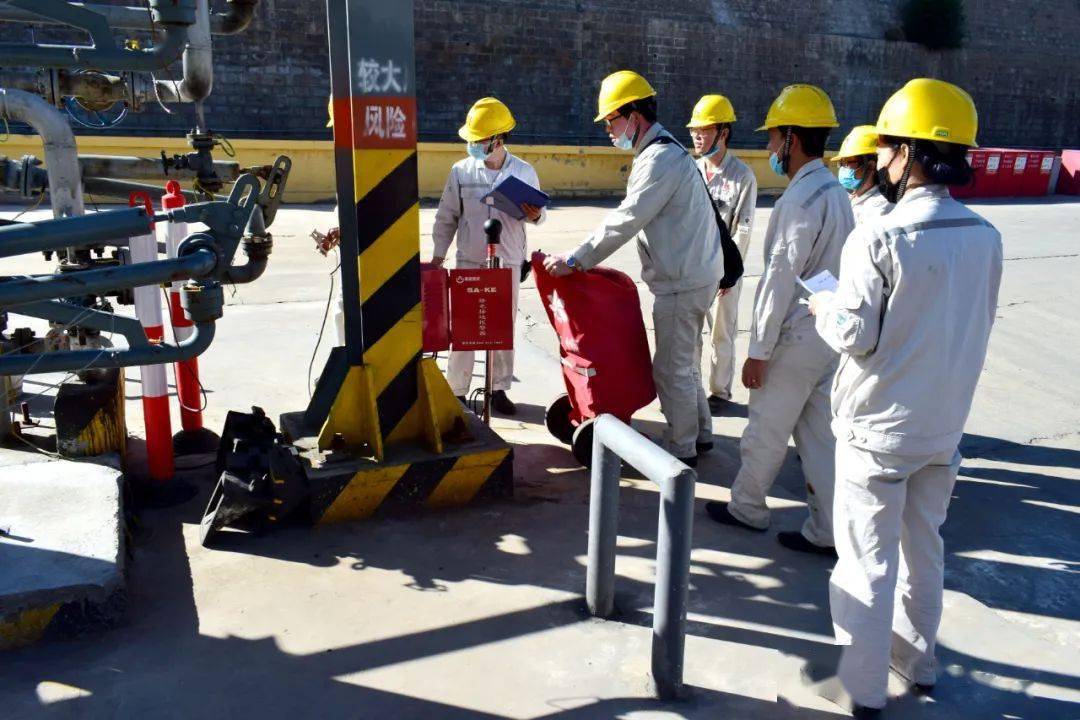 本次比赛中,专业部室人员与车间技术人员共同设置问题,操作工现场巡检