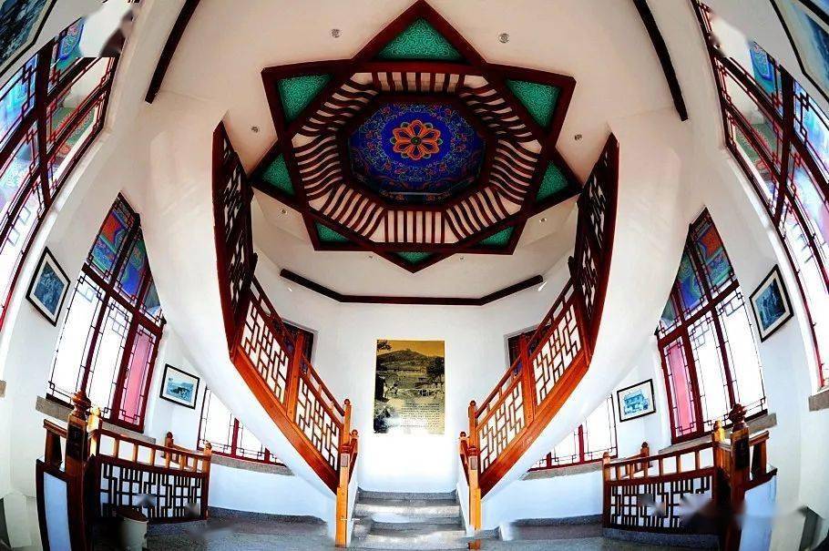 碧海白帆点点,蓝天鸥鸟翱翔;西边,栈桥如卧龙探海,龙尾高厦森立,直刺