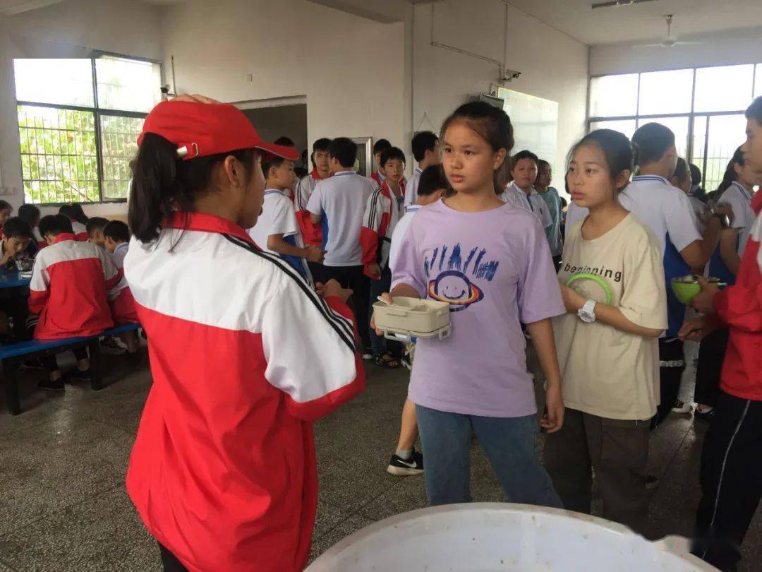 芦溪红领巾争做光盘侠厉行节约我们在行动