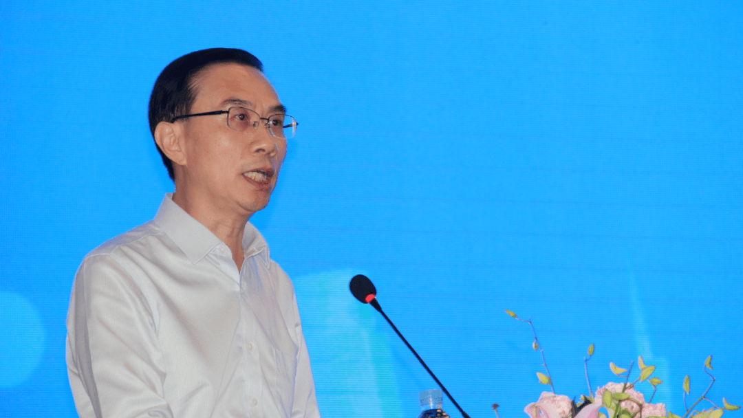 左:广东省社区卫生学会副会长 崔永生;右:正清集团市场总监 何治国.