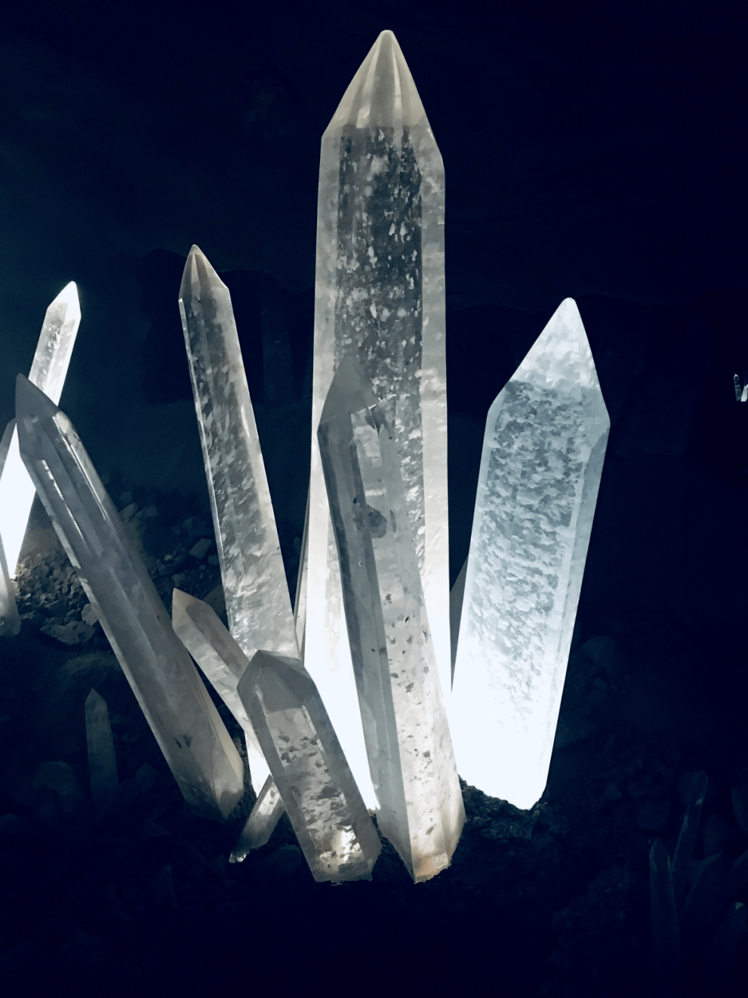 晶莹璀璨的水晶体水晶矿洞同学和家长们凝视关注晶莹剔透的水晶释迦