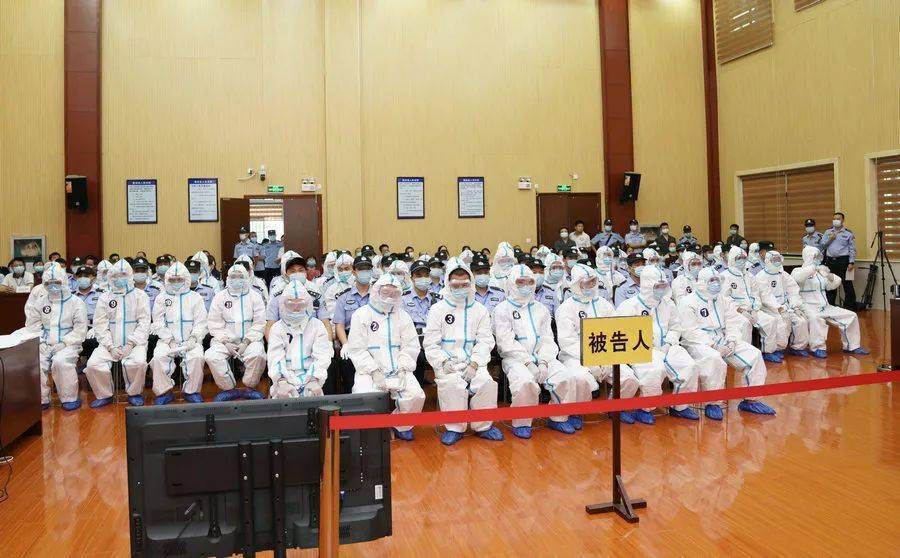 结合的原则,依法履行刑事审判职责,从严从实从细积极推进案件依法审理