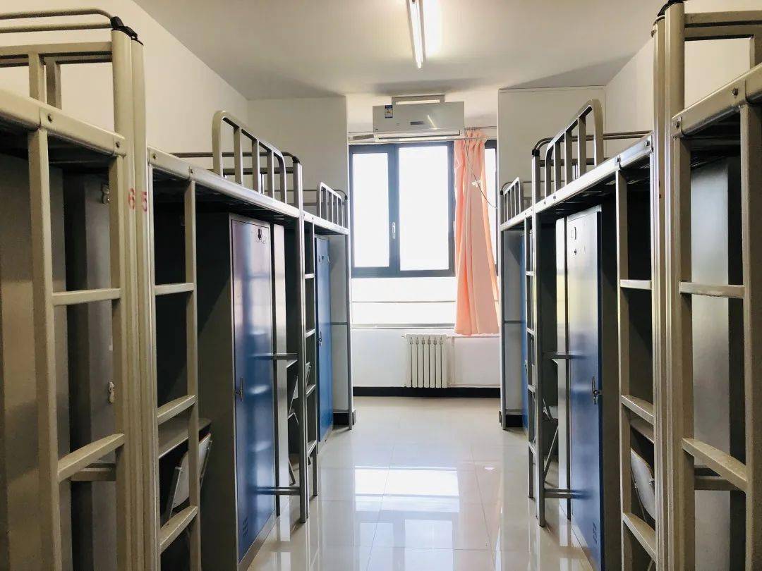 本科生宿舍71知行1,5楼隔层具备晾衣房;品园3,4,5楼有外置阳台,品园