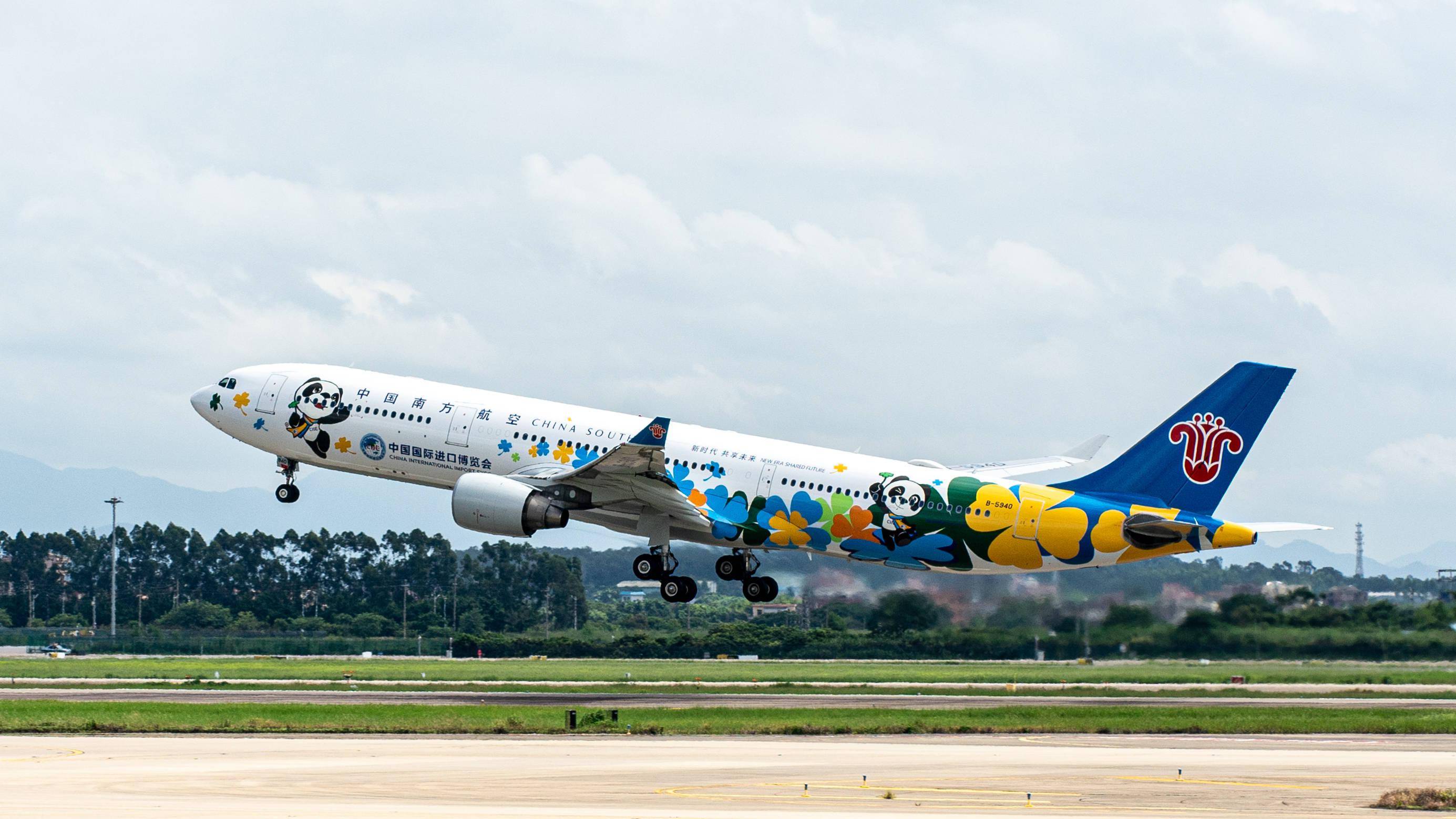 南航进博会主题彩绘飞机进博号在广州亮相