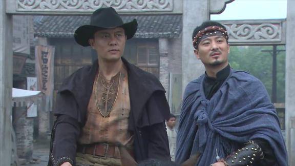 白狼大小姐被土匪绑架没想到黑狼喜欢打抱不平出手救了晓月