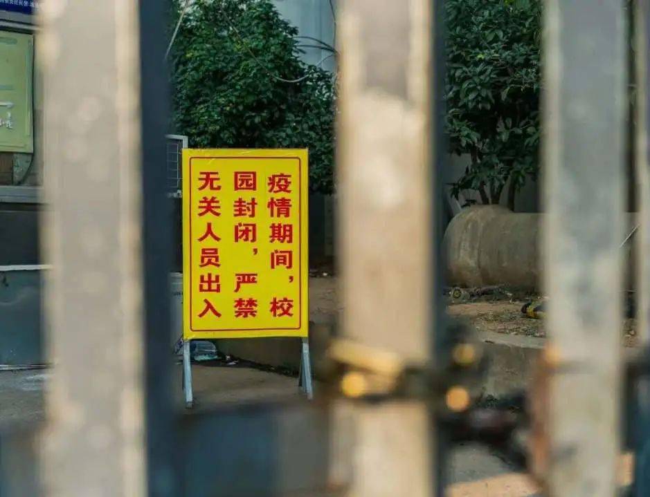 隔着栏杆吃火锅划船逃离学校当代大学生封校生活实录爆笑来袭