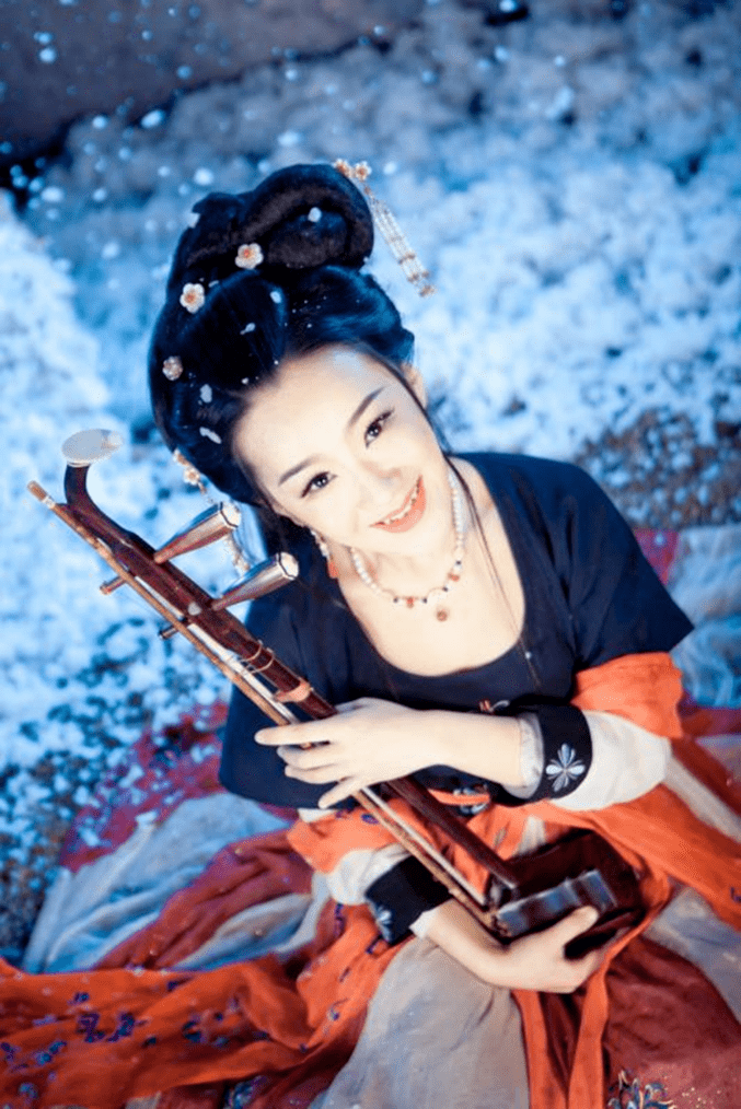 李天舒 :二胡演奏家北京乐器协会副秘书长北京乐府中州高级特聘教师