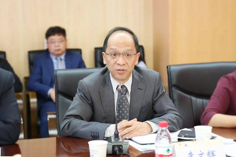 董坚↑陈晓娟↓赖洵↑云南省肿瘤医院领导及专家发言合作洽谈会结束后