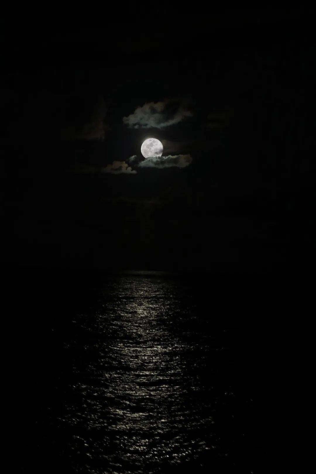 出海日记之夜航驾驶室里一片漆黑难道晚上无人开船