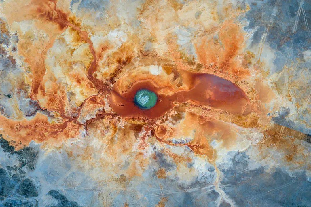 昆仑山里的"大地之眼"艾肯泉,因含硫量高,盐分高,没有动物能在这里