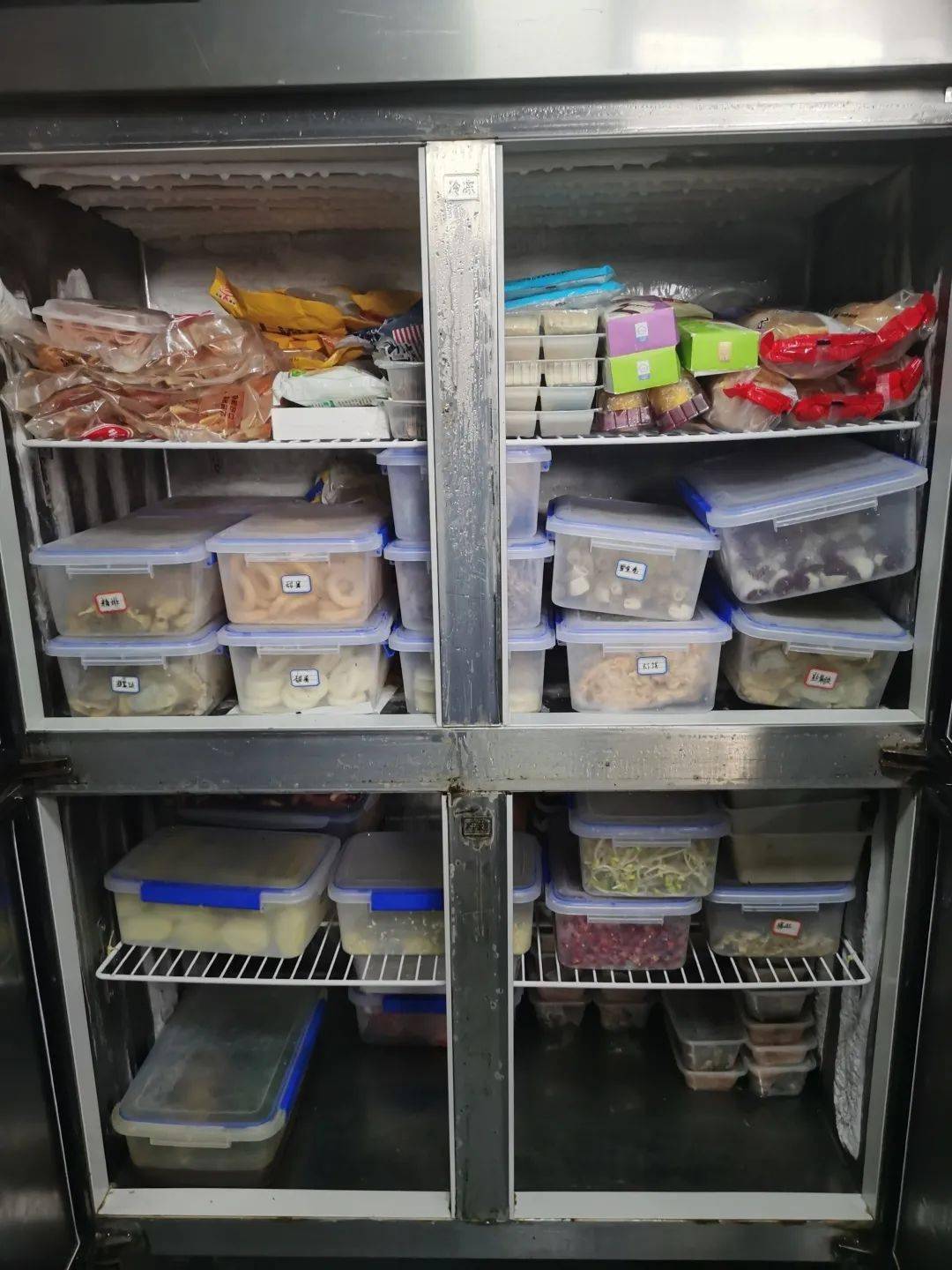 三防设施齐全并规范使用,消毒保洁设施规范使用 3,冰箱内食品分类存放
