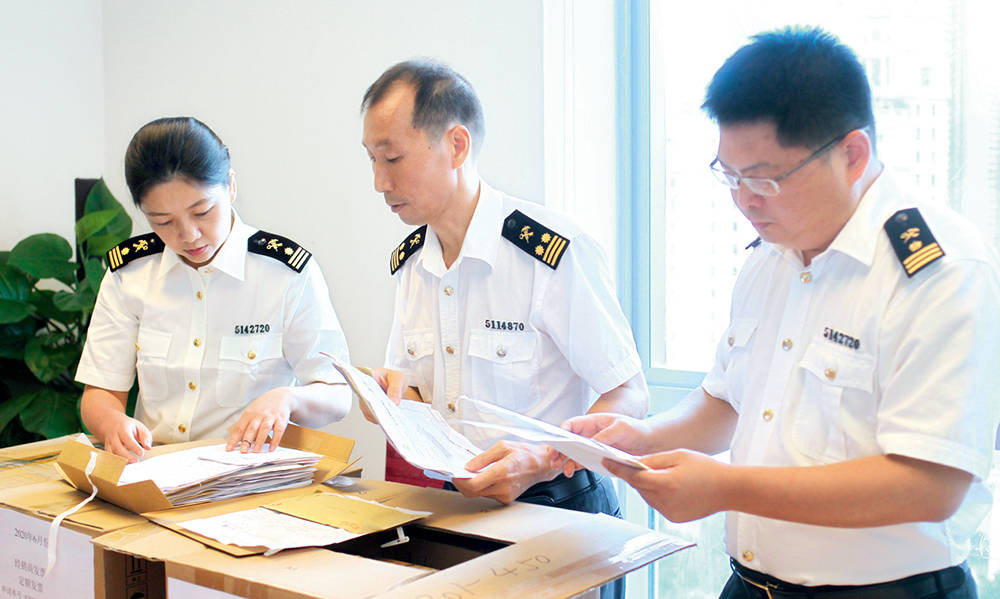 瞭望一哭二闹三吞证据这一切在这位海关稽查员面前都没用