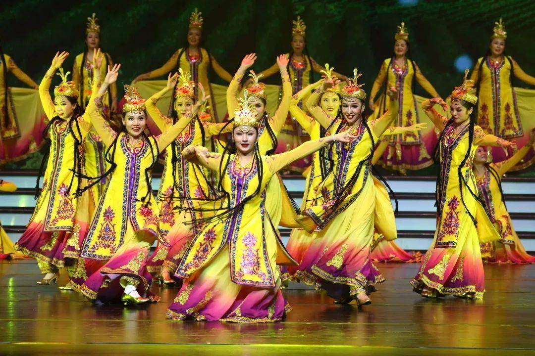 美丽的新疆,遥远的西域,美丽的绿洲,有着新疆民族特色的人们,用舞蹈的