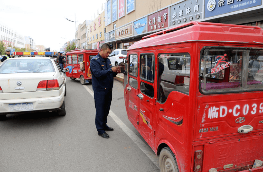 大杨树镇组织多部门清理整顿僵尸车规范占道经营行为