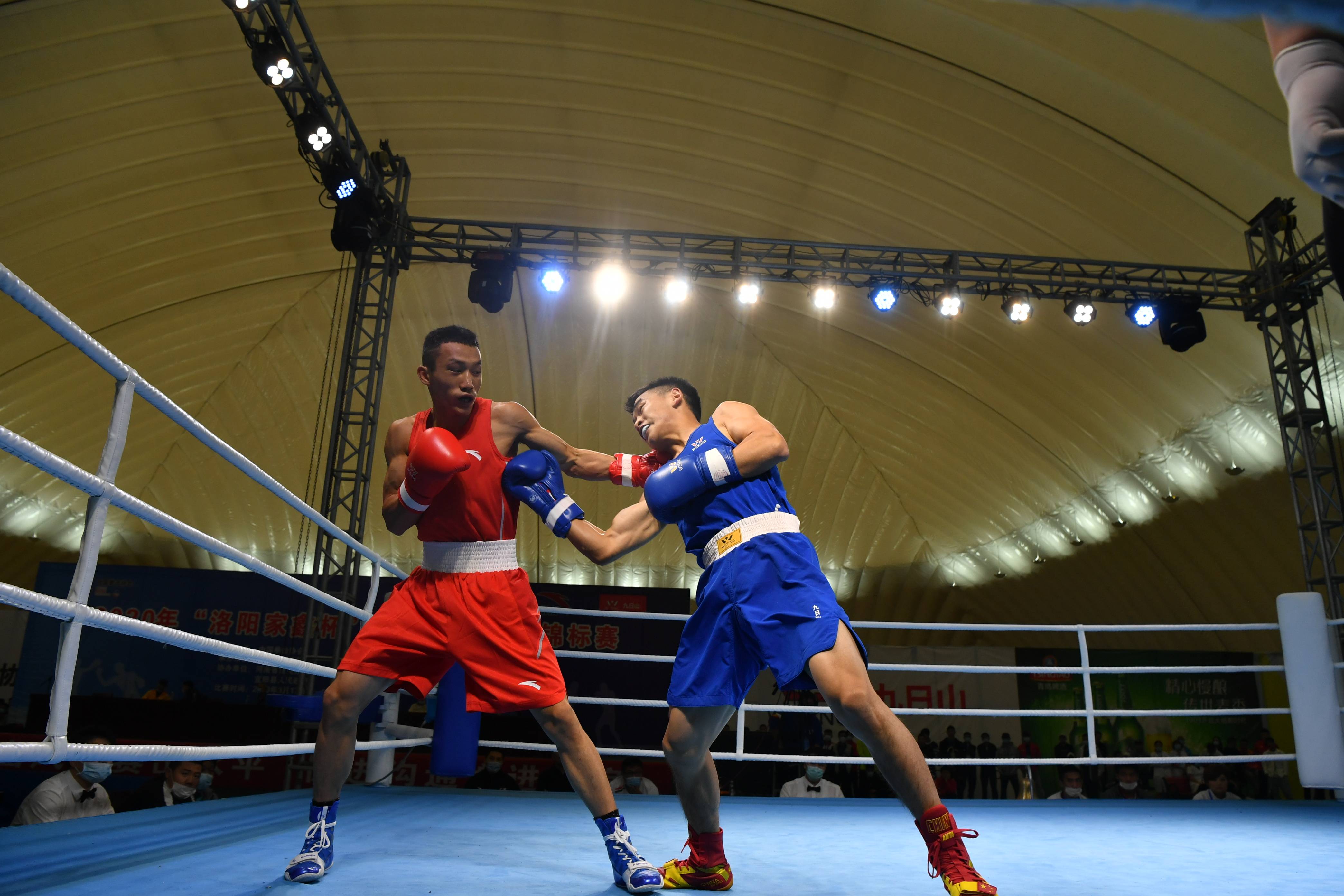 拳击——全国男子锦标赛:王龙晋级57公斤级决赛