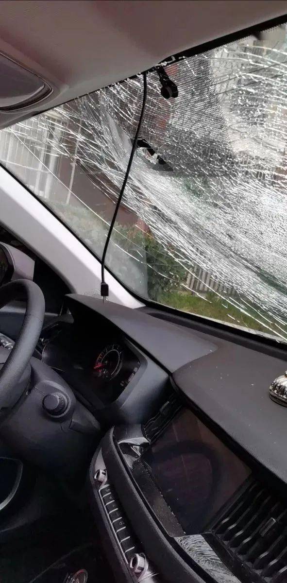 网曝宁都一小区高空抛物把车前挡玻璃砸碎