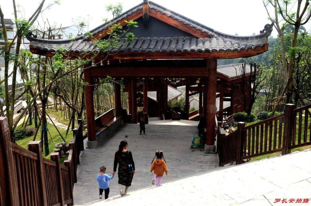 袖珍船型街入口:袖珍船型街全景图,左进右出,出口在铁山湖湖边:袖珍