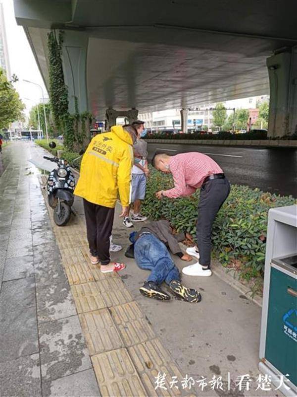 电动车主突然倒地不起,退伍军人和外卖小哥紧急救人_男子