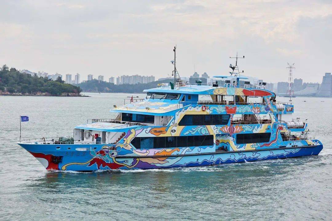 他以古福船彩绘样式为素材,将狮头,龙目,极鳅,凤毛麟角,鱼形风向标