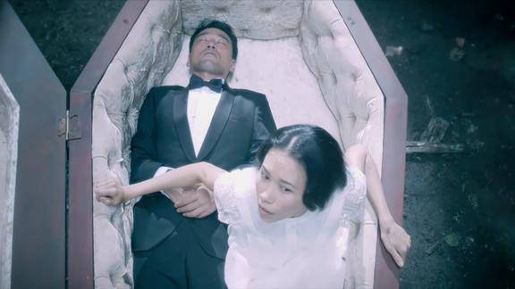 催眠大师任小妍再度被催眠自己竟然在棺材里醒来