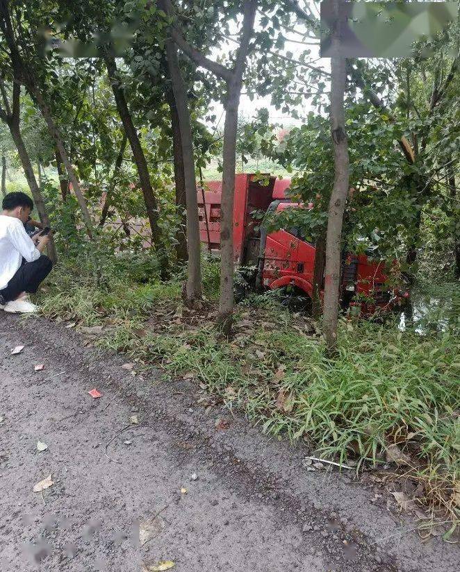 泗县:一辆货车钻进路沟