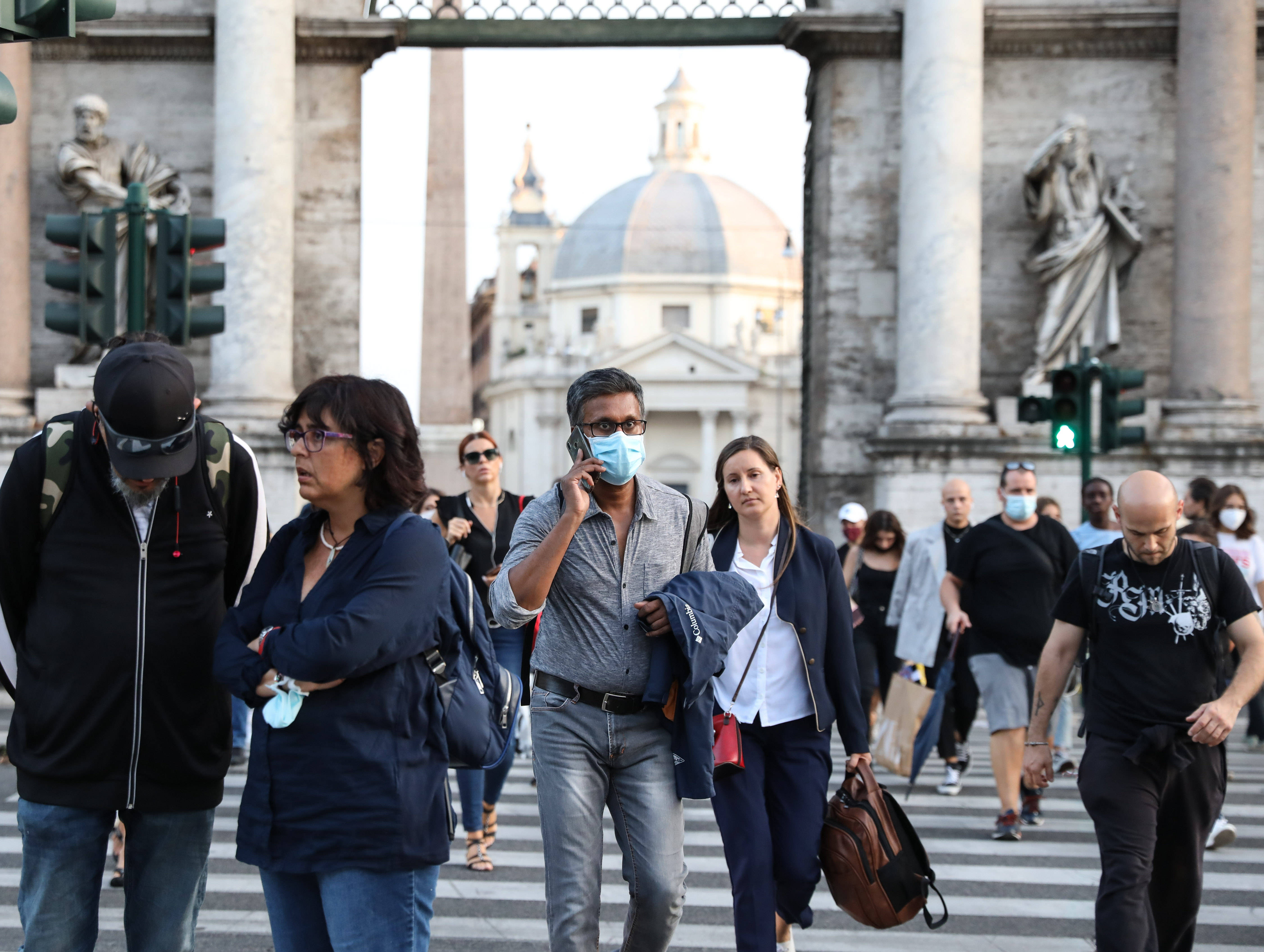 9月22日,人们走在意大利罗马街头.