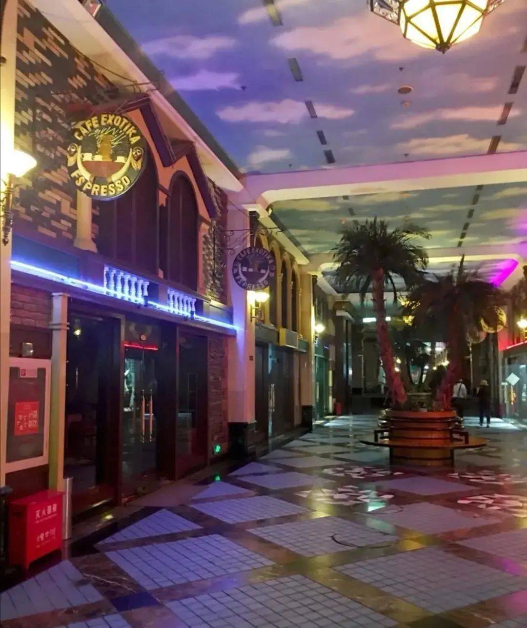 坐落在海淀区板井路69号北京世纪金源大饭店地下,有一座特色商街